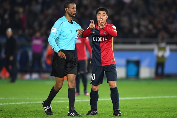 レアル主将へのカードを ドタキャン した疑惑の主審 アシスタントからイヤホンで Theworld ザ ワールド 世界中のサッカーを楽しもう レアル主将へのカードを ドタキャン した疑惑の主審 アシスタントからイヤホンで Theworld ザ ワールド 世界中のサッカーを楽しもう