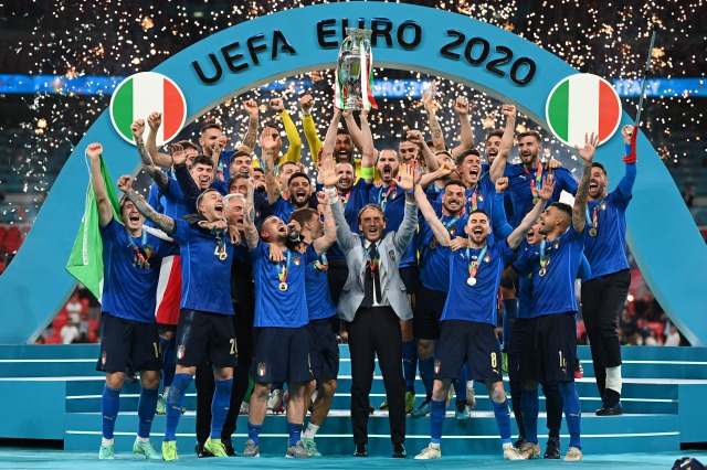 特集 Euro大会レビュー 01 Euroを席巻した 進化系カテナチオ Theworld ザ ワールド 世界中のサッカーを楽しもう