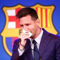 バルセロナに帰っていたメッシ、幸せ絶頂のカップルを思わぬ形で祝福!?