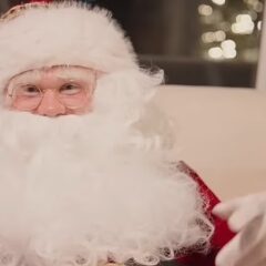 このサンタは誰!?　プレミアのスターがサンタに扮し子供たちは大騒ぎ、“スカンジナビア訛り”で正体バレる