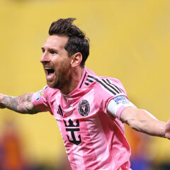 椅子やボトルが投げられる暴動に発展 メッシのインドツアーでファンの怒りが爆発!「12000ルピーを払っても……」