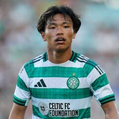 何をしているの? 旗手の奇妙なウォームアップルーティンにファン大爆笑と英紙「フィッシュ&チップスのお店でメニューを眺めている」