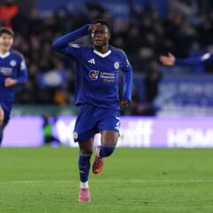 「デイビッド・ベッカムを凌駕した」「プスカシュ賞を彼に与えろ」 レスターの21歳FWが記録した英2部史上“最長ゴール”が凄すぎる!