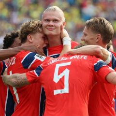 皇太子の太鼓で9万人がW杯躍進を祝福! 凱旋したノルウェーの選手たちに向けて駆け付けたファンと壮観な“バイキング・ロー”