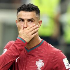 C・ロナウド、なんとパンイチ姿でWピース！　W杯決勝を現地観戦せずプールでリラックス