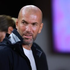 ジダンの名前をもじった犬「ジネディーヌ・ゼドッグ」が英国で話題！　42戦10勝の実力派グレーハウンド、飼い主は本人との対面を熱望