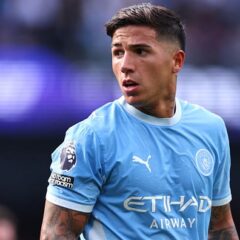 「AIで加工した映像かと思った」 エンソ・フェルナンデスが審判を突き飛ばす衝撃シーンに海外SNS騒然……「レッドカードだろ!」「審判が邪魔だっただけでは?」と賛否