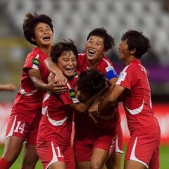 決勝前の北朝鮮女子代表が見せた“かわいい”瞬間 仲間に頰をつままれ思わずニッコリ……スポーツ写真家が公開したU-20女子ワールドカップの舞台裏