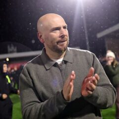 涙の勝利! 監督は選手経験なし、GKは元倉庫作業員 プレミア王者アーセナル破ったフリートウッドの奇跡「振り返ると地元のみんながいた」