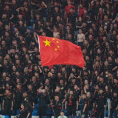 中国リーグで前代未聞の珍事! 2つのボールが同時にゴールへ……海外ファンも騒然「日曜の草サッカーでしか見ない」
